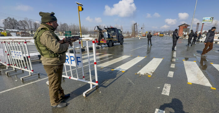 Snowfall Disrupts Traffic in J&K; Clearance Operations Intensified on Srinagar–Jammu Highway