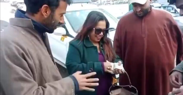 Another Example Of Honesty And Integrity From Kashmir: Pahalgam Cab Driver Returns Bag With Cash And Valuables To Lady Tourist
