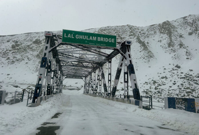 Light Snowfall in Higher Reaches Brings Sharp Temperature Drop Across Jammu and Kashmir