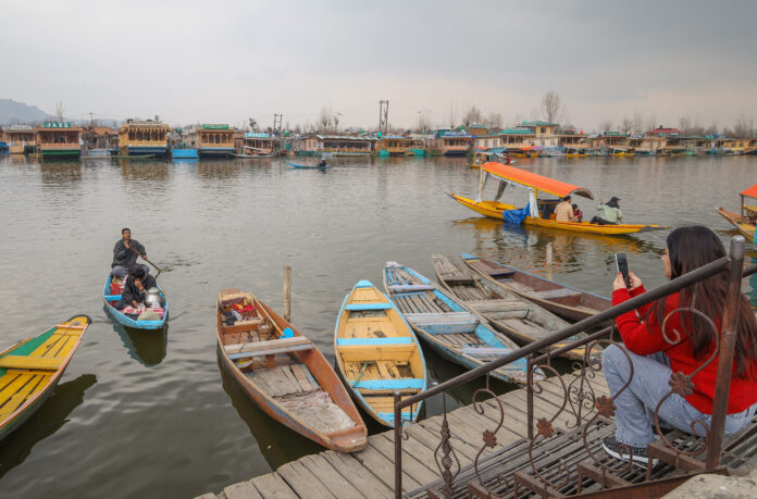 Sub-Zero Nights Persist Across Kashmir Valley, MeT Forecasts Dry Weather Till Feb 16