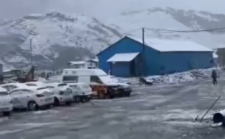 Snow, Rain Bring Down Temperatures In Kashmir